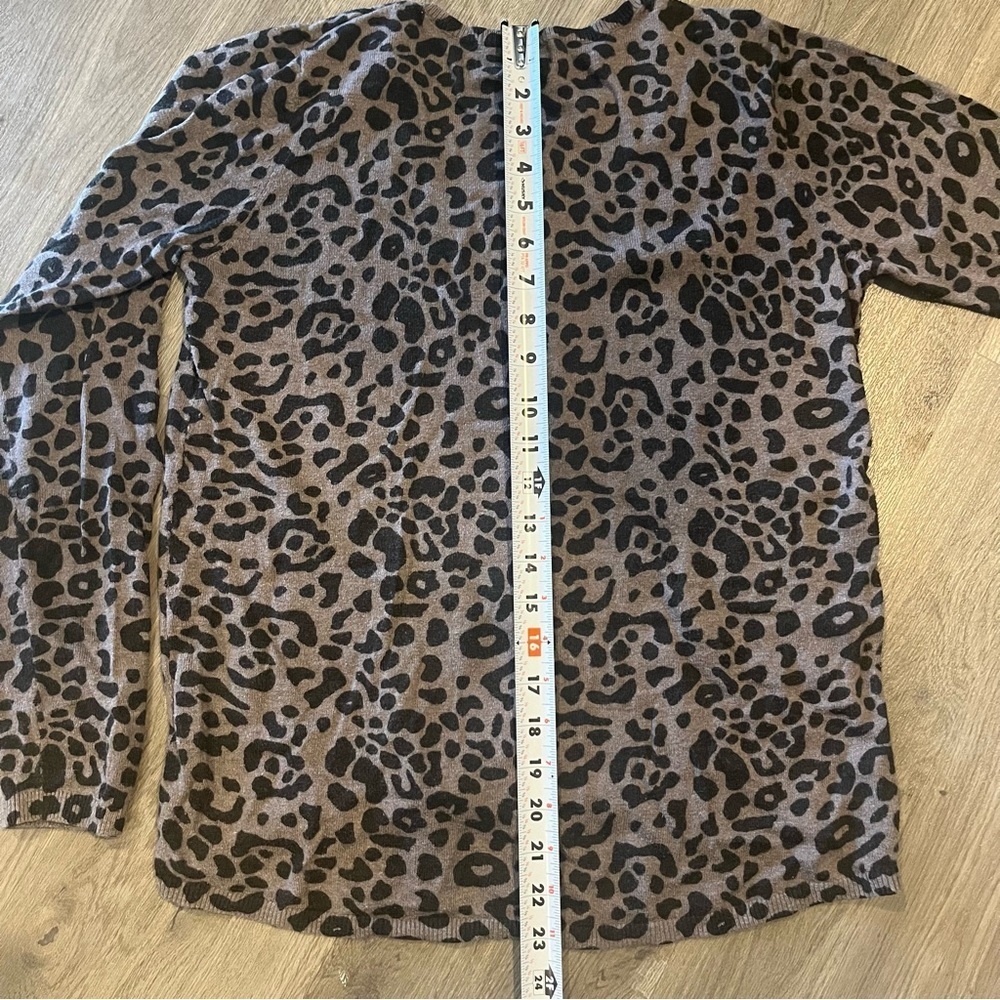 Old Navy Leopard Print Sweater Size Medium - Picture 4 of 6